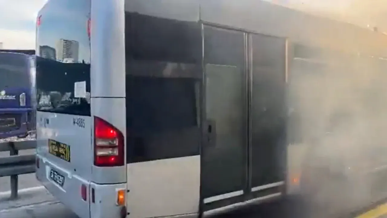 Okmeydanı'nda seyir halindeki metrobüste yangın!