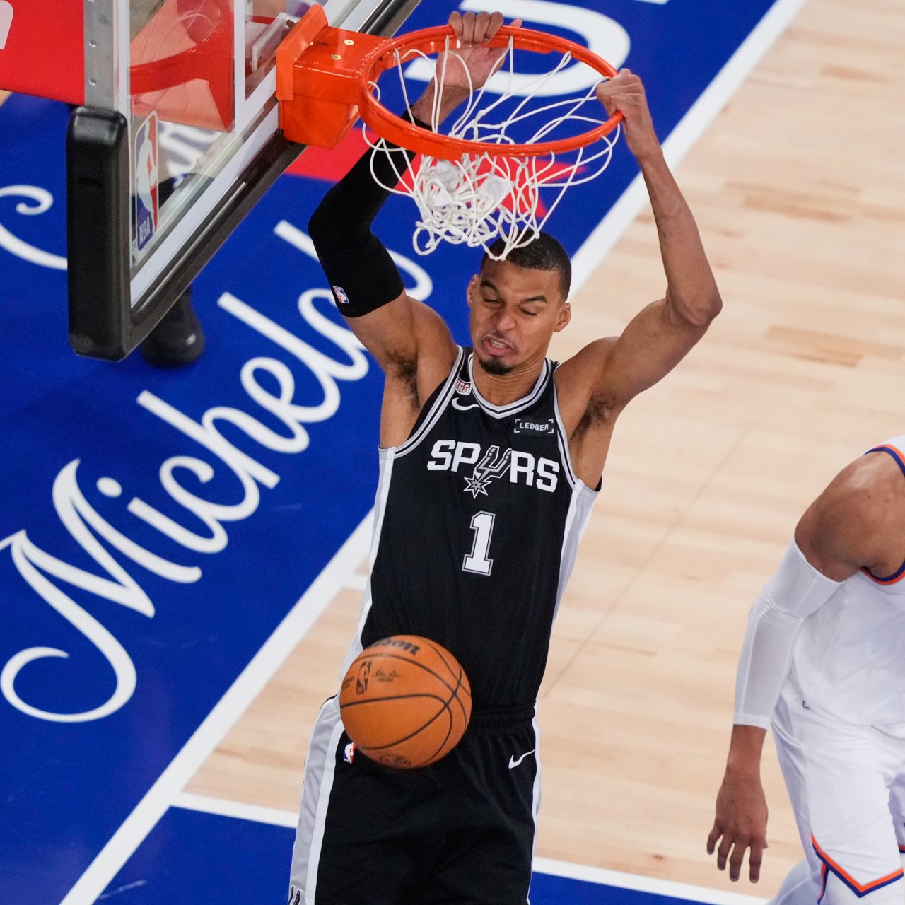 Spurs, Knicks karşısında seride öne geçti