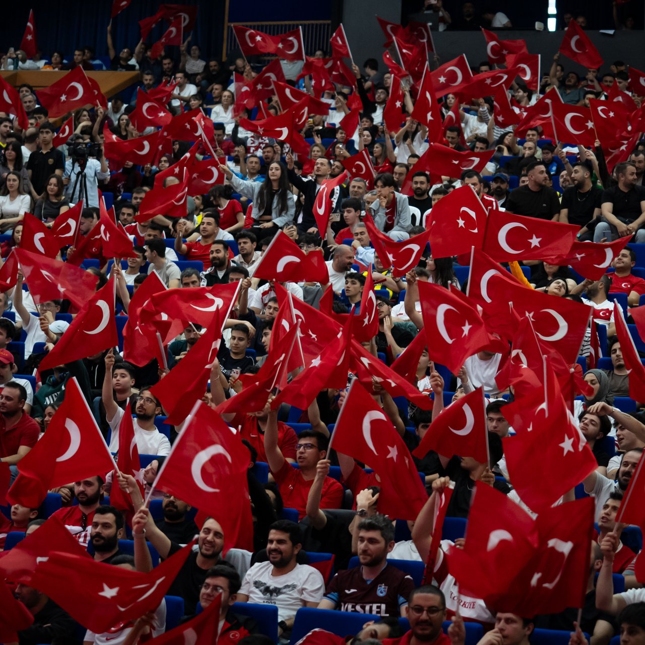 Türkiye'de milli maç heyecanı: Meydanlara koştular!
