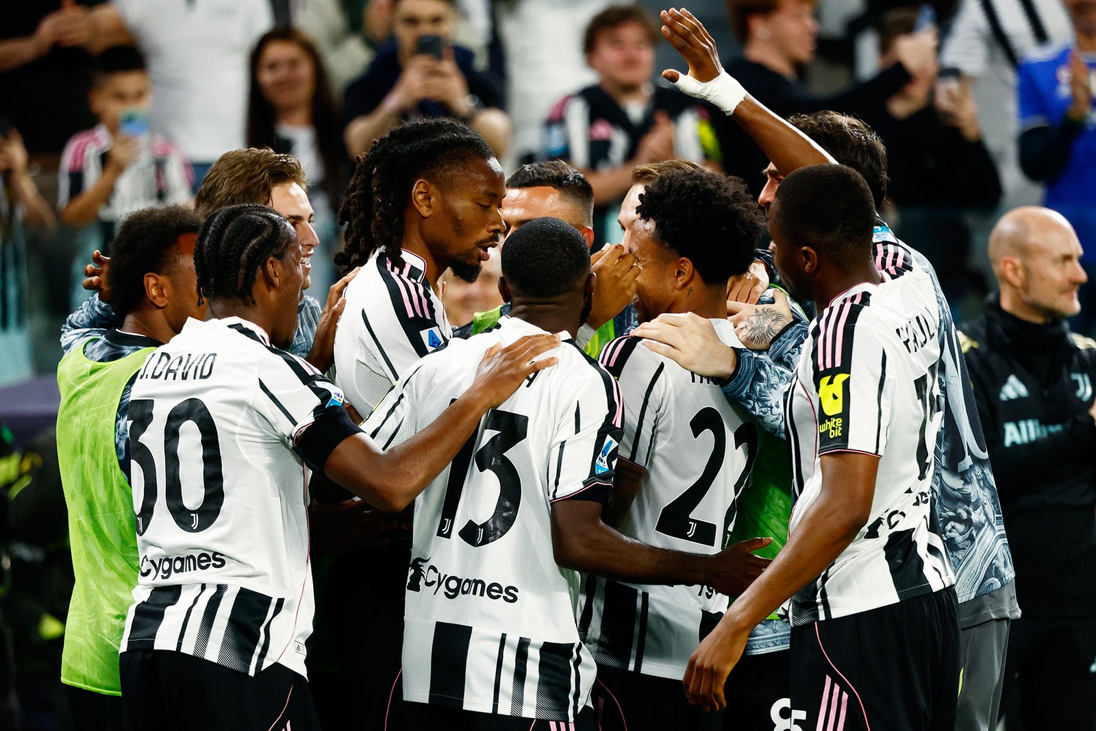 Juventus küme düşme hattındaki rakibine puan verdi