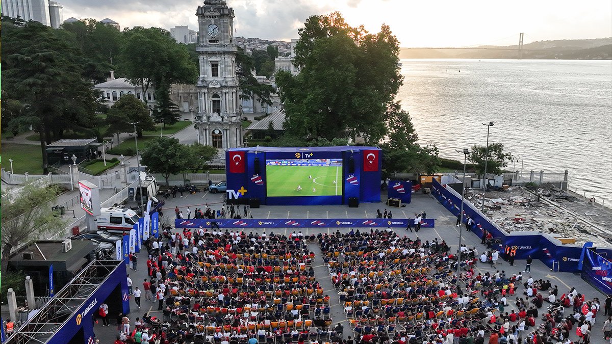 A Milli Futbol Takımı'na destek için meydanlar doldu taştı