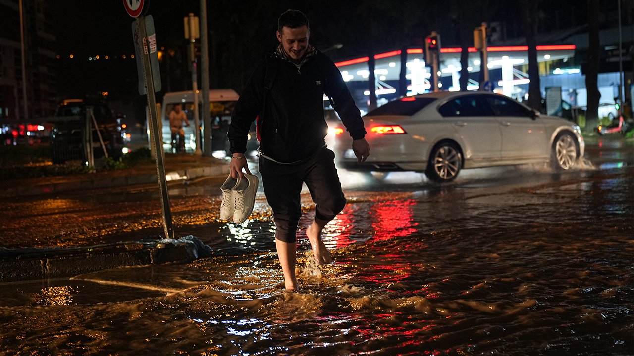 Karadeniz'e sel ve fırtına uyarısı. İstanbul'da hafta sonu yağış geri dönüyor
