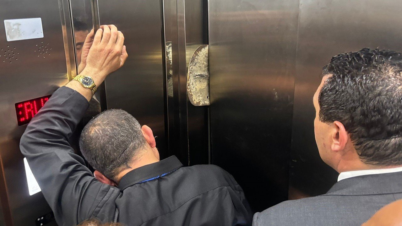 Gaziantep'te asansör şoku: CHP heyeti mahsur kaldı