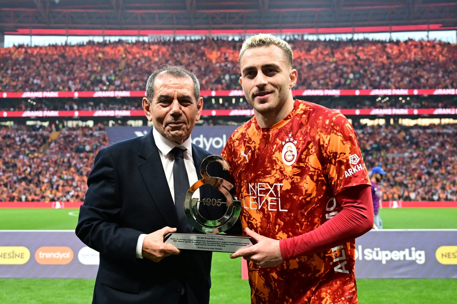 Fenerbahçe maçı öncesi Barış Alper Yılmaz'a plaket