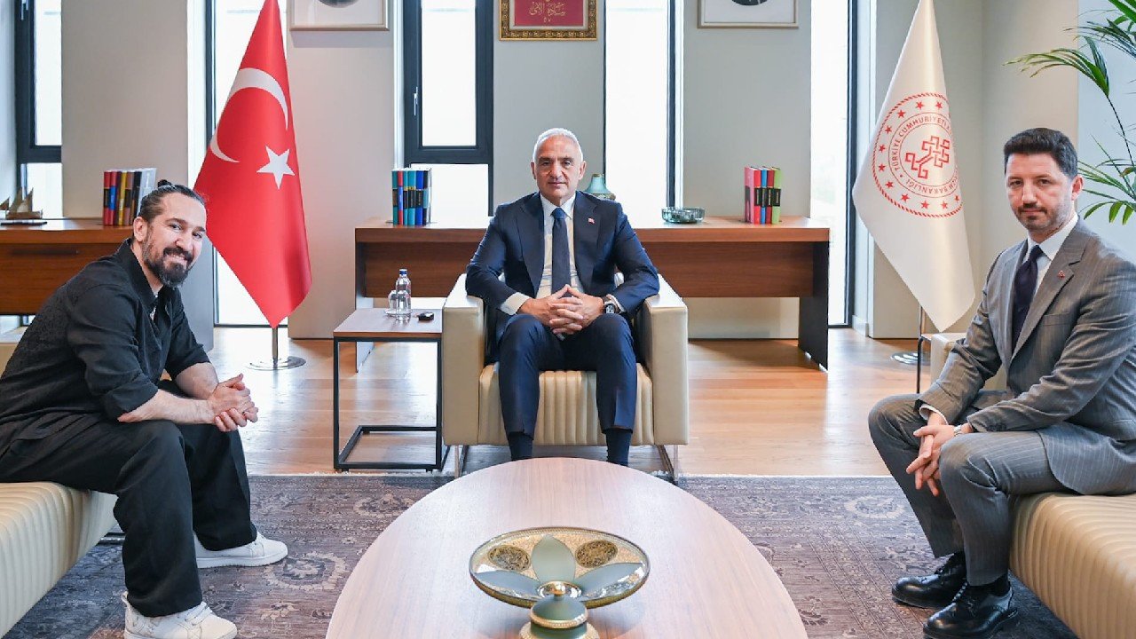Bakan Ersoy, Barış Manço'nun oğlu Doğukan Manço ile AKM'de bir araya geldi