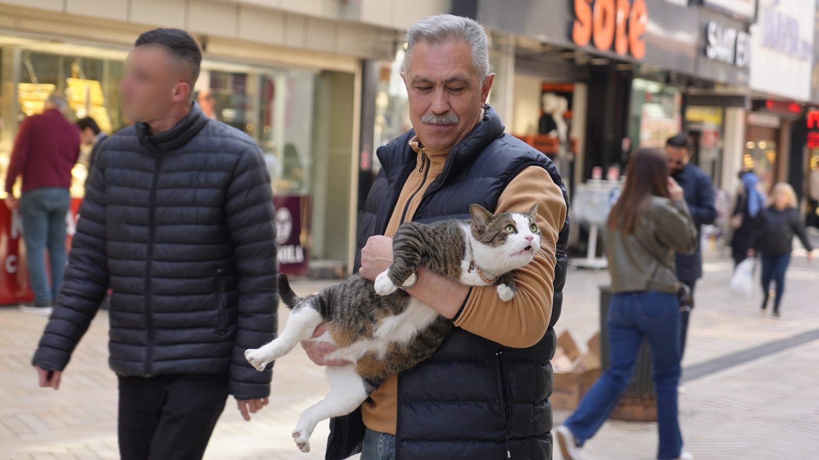 Ağır yaralı halde hayata tutunmuştu, esnafın göz bebeği oldu