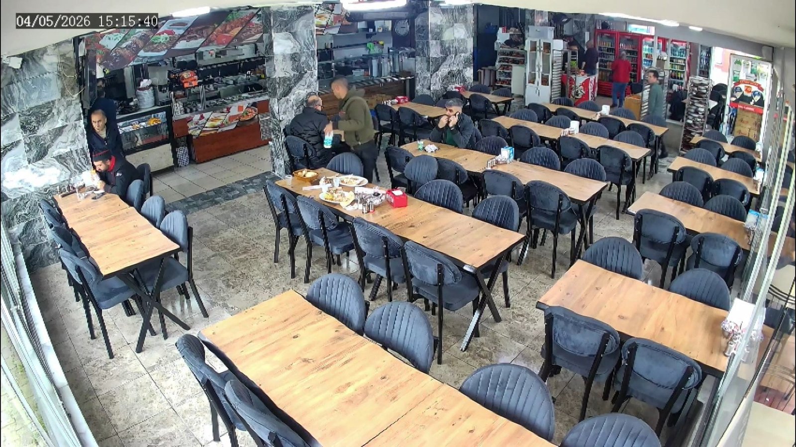 Yiyip içtikleri restorana tek kuruş ödemeden kaçtılar
