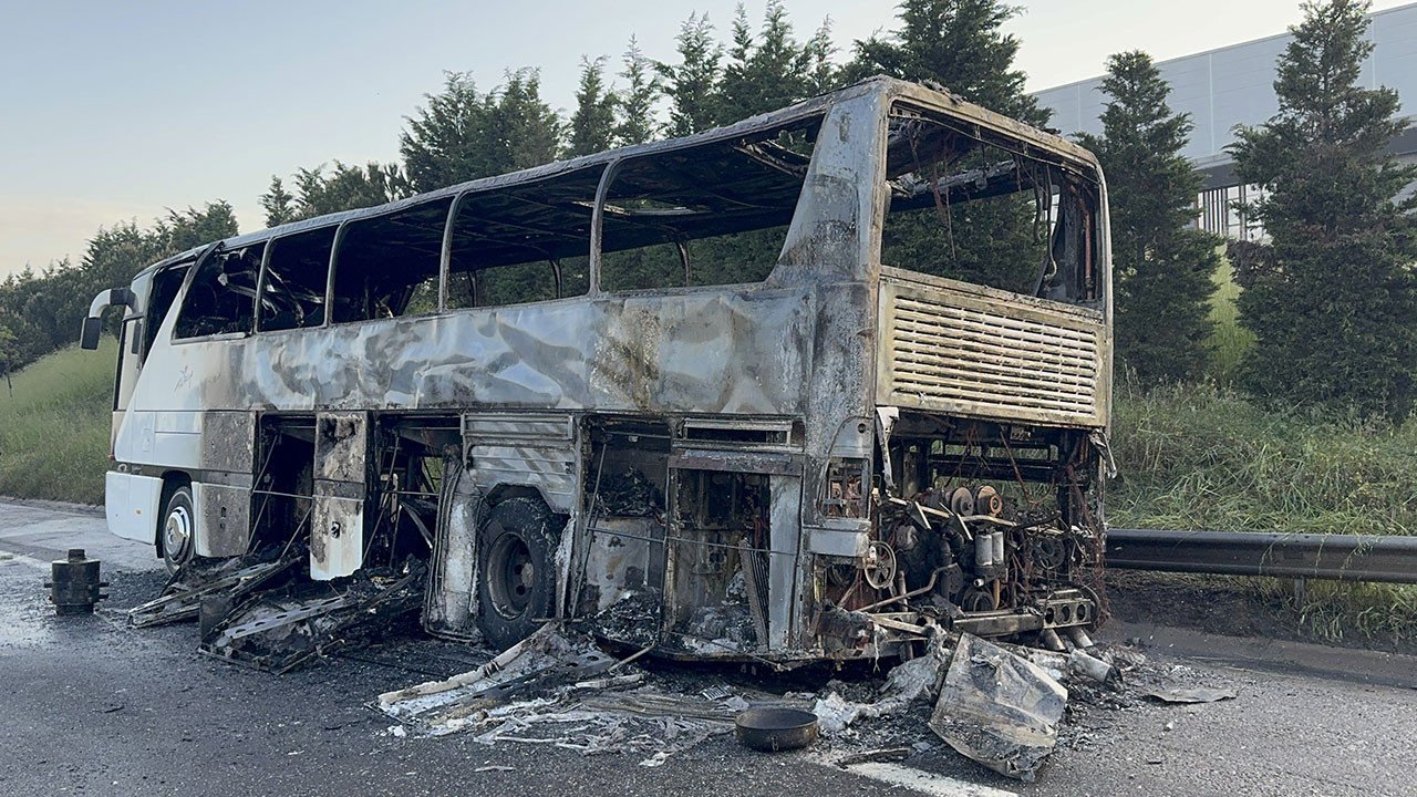 TEM Otoyolu'nda tur otobüsü alev alev yandı