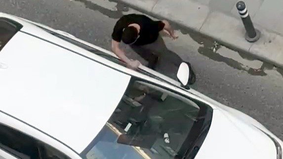 Kazaya neden olan sürücüye tepki; otomobile yumruk attılar