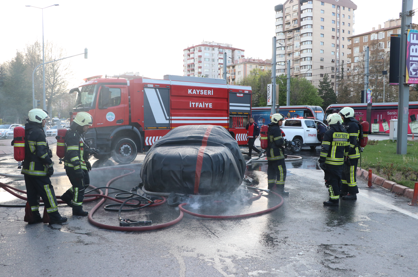Yanan elektrikli otomobile battaniye yöntemiyle müdahale