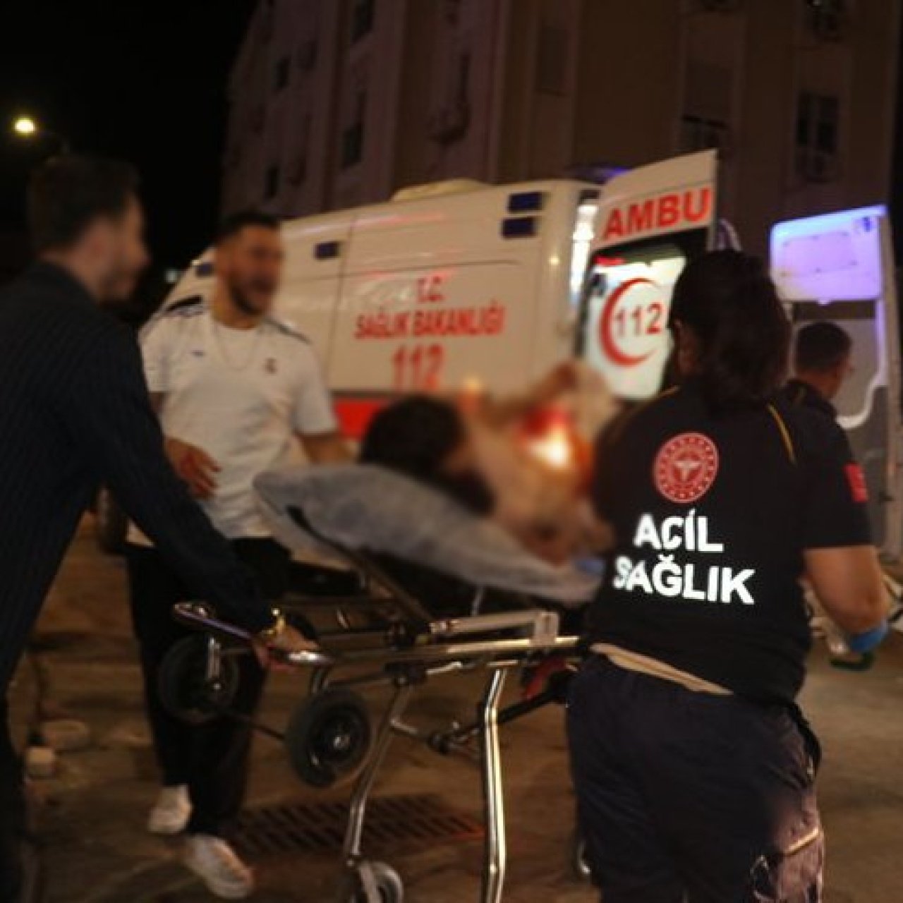 Derbi galibiyetini kutlayan taraftar bıçaklandı