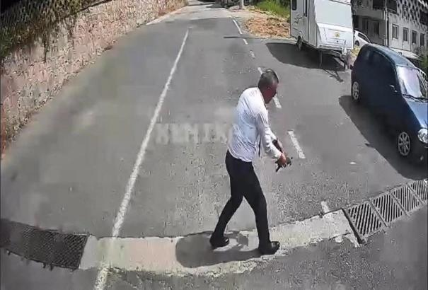 Otobüs şoföründen duyarlı davranış. Kaplumbağayı ezilmekten kurtardı