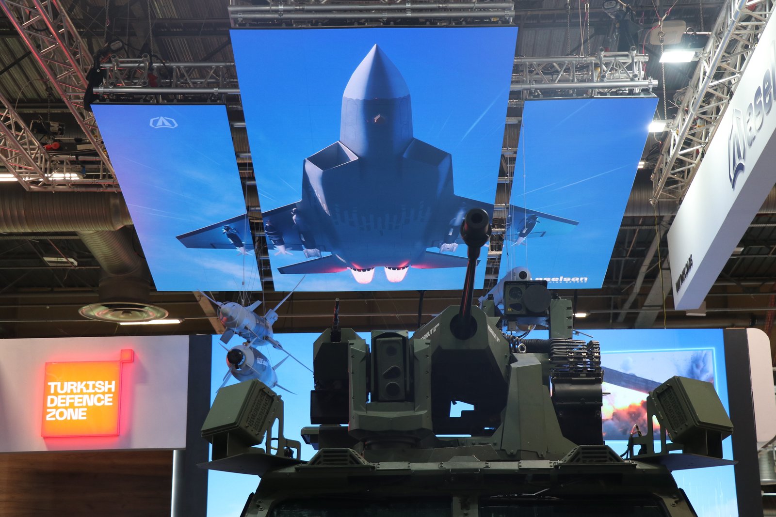 Türk savunma sanayisi Fransa'da Eurosatory Fuarı'nda boy gösteriyor