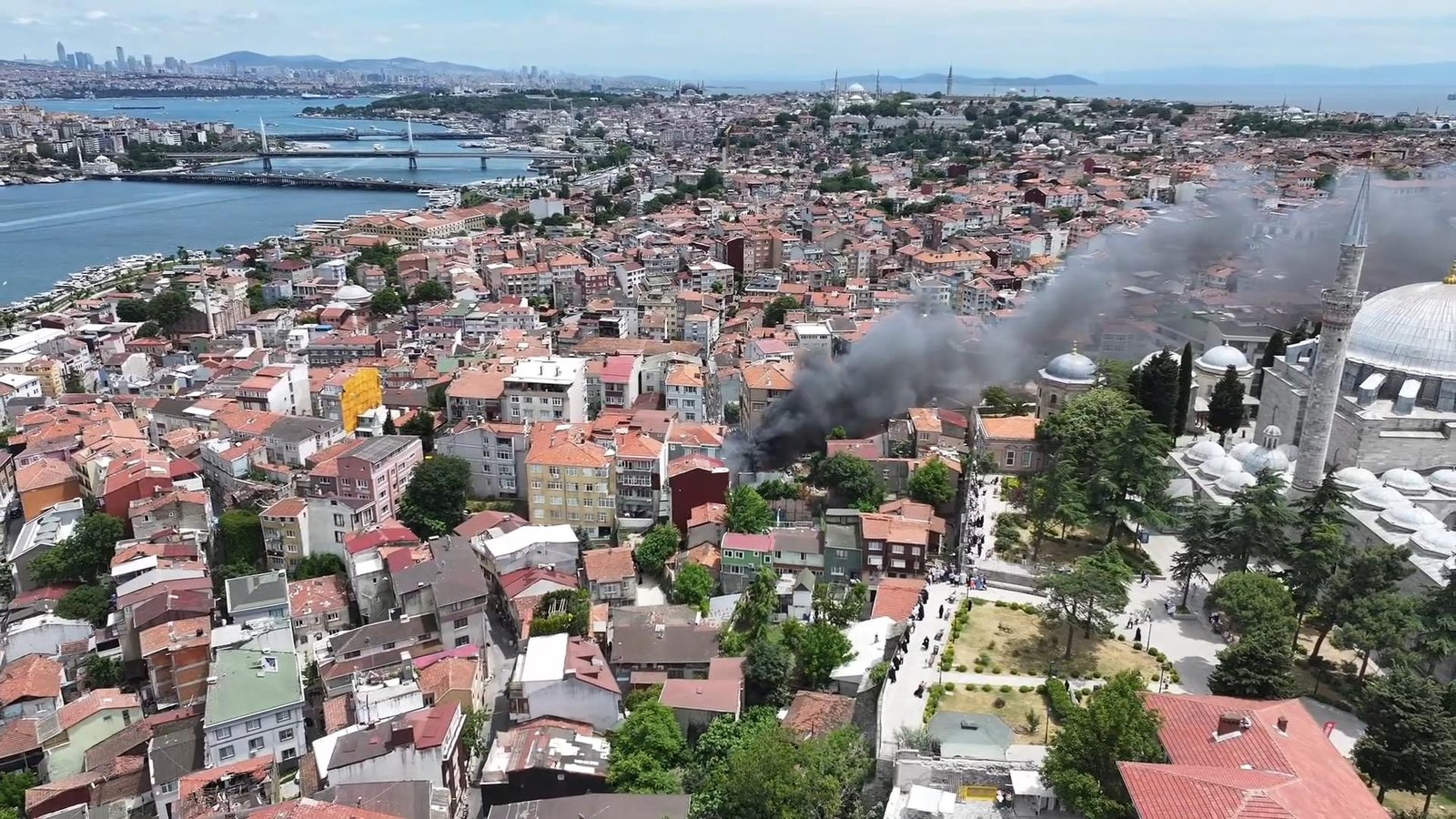 Balat'ta korkutan yangın. Dumanlar birçok yerden görülüyor