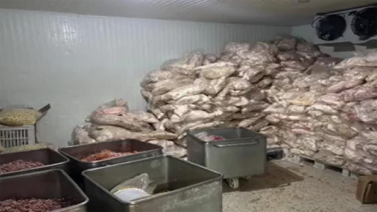 Görüntüler mide bulandırdı! Yakalanmasalar halka yedireceklerdi