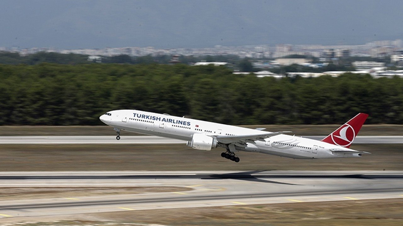 THY uçağı Antalya’da radar direğine temas etti