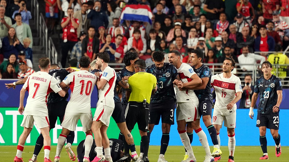 Türkiye maçında akılalmaz olay! Paraguaylı futbolcu, hakemin saatini alıp gitti