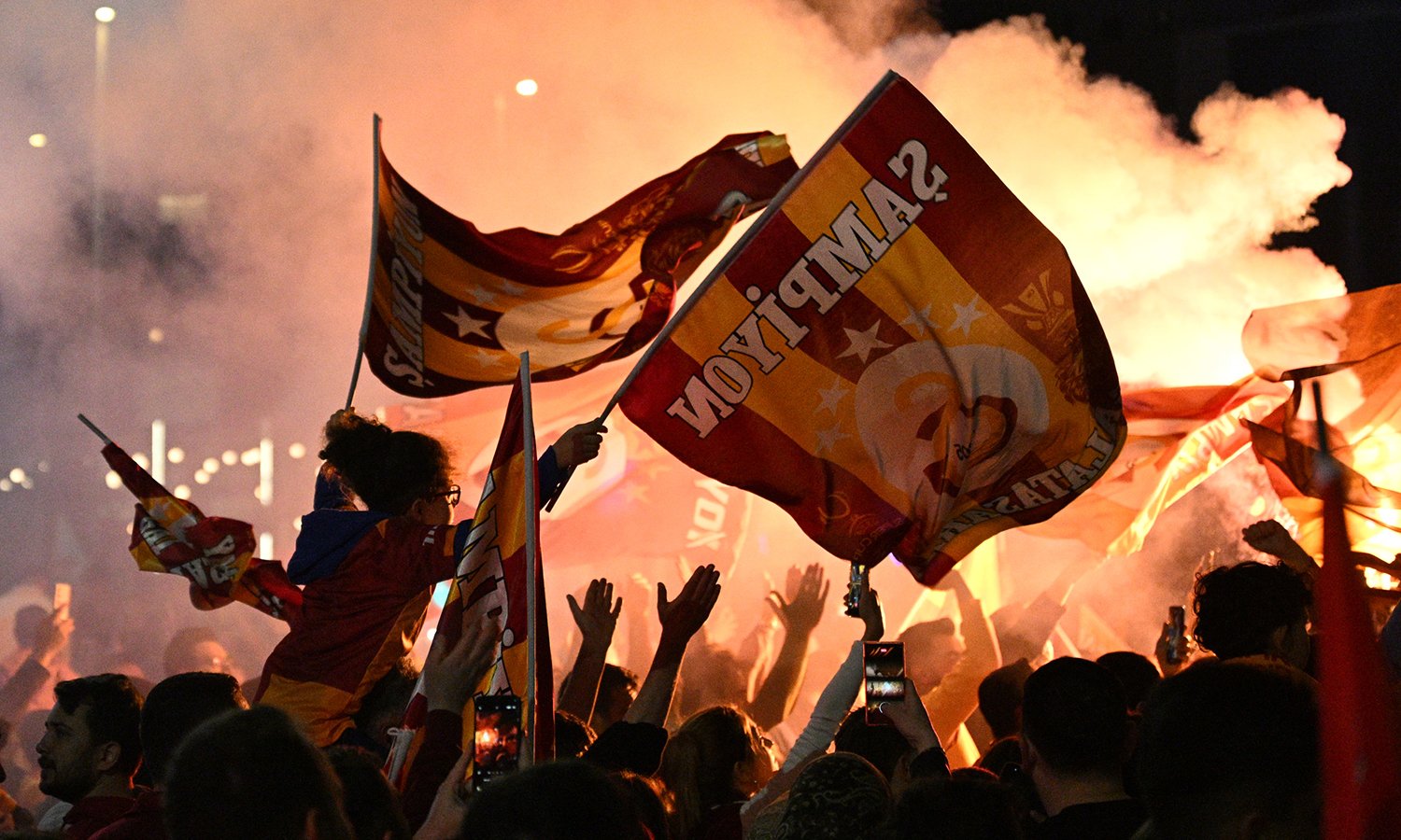 Dünya Galatasaray'ın şampiyonluğunu konuşuyor! Manşetlerde tek bir isim var