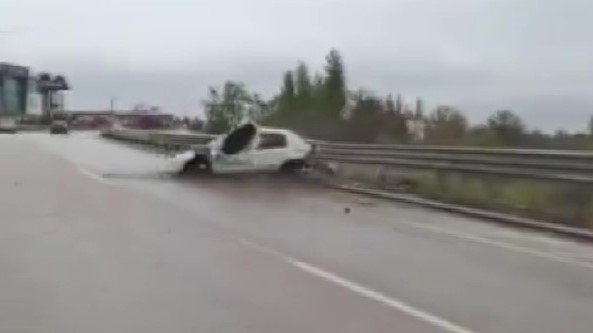 İkinci kazayı önlemeye çalıştı ama başarısız oldu. Otomobil böyle kontrolden çıktı