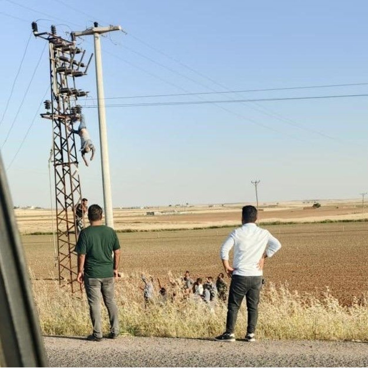 Akıma kapıldığı direkte asılı kaldı!