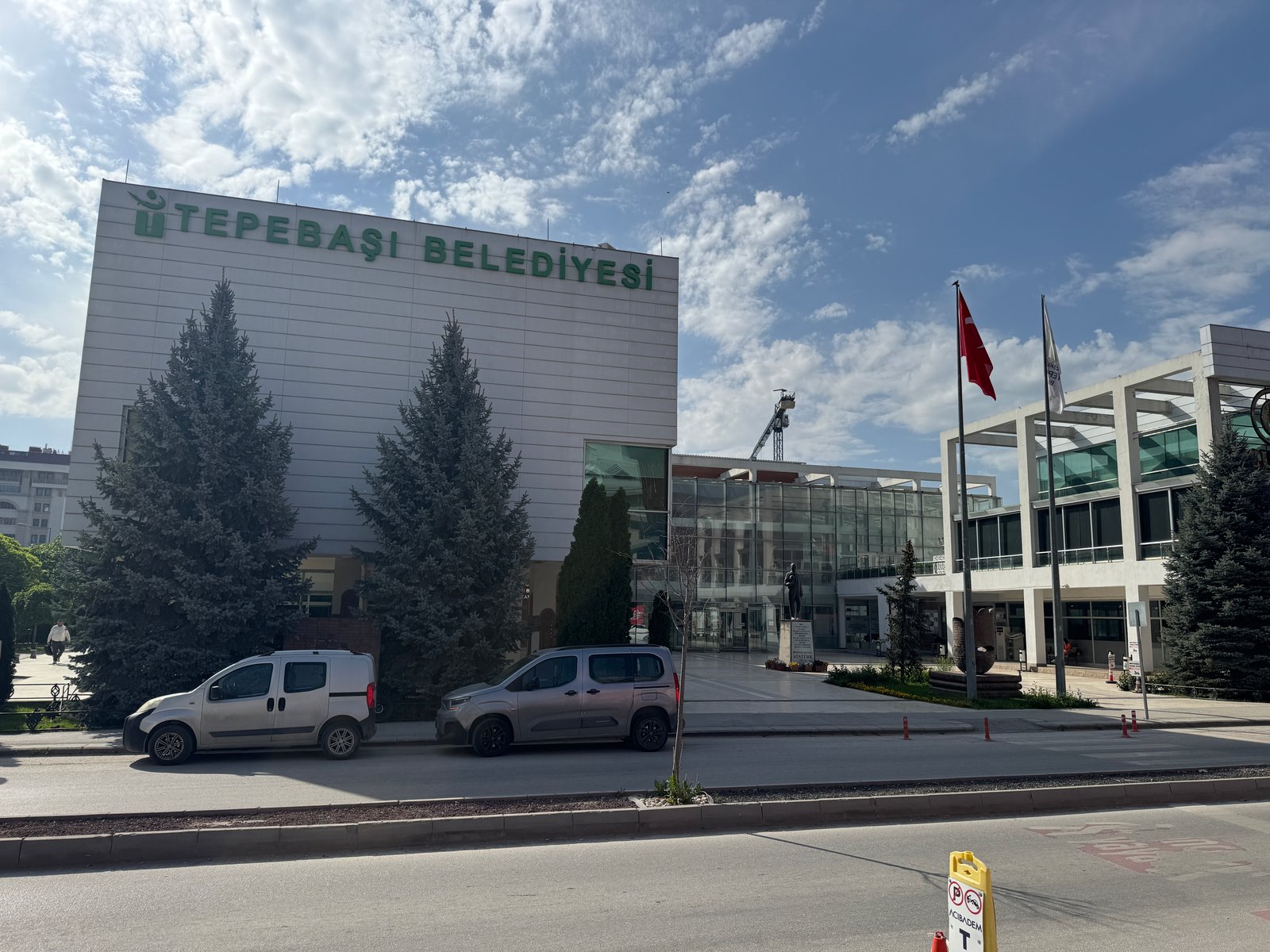Tepebaşı Belediyesi'ne yolsuzluk operasyonu. Müdürün bahçesinde gizli oda bulundu