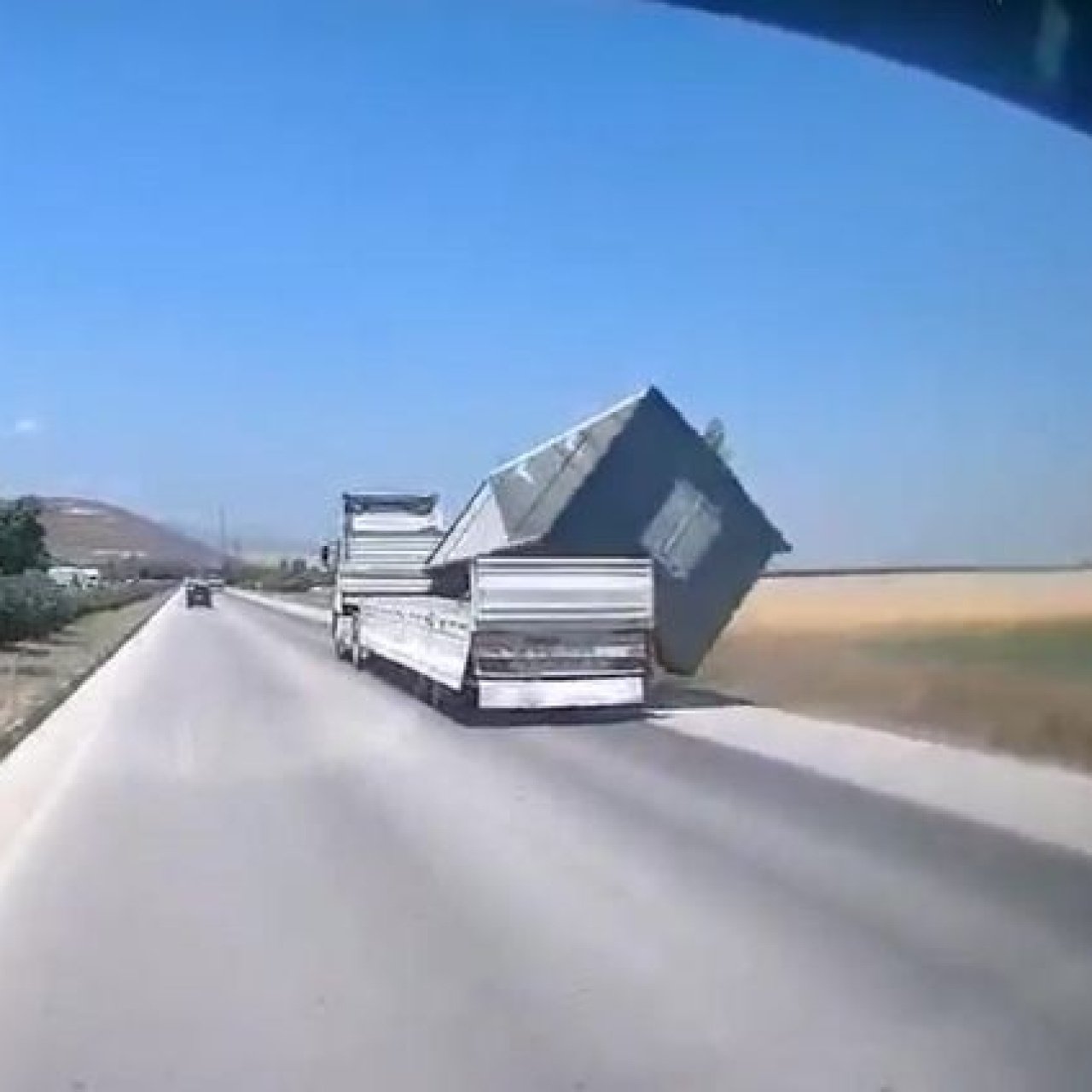TIR'da yüklü konteyner düştü!