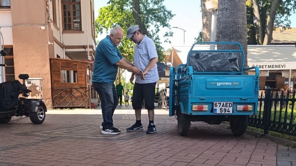 "Her baba evladı için yaşar" sözüne hayat verdi. Ömrünü engelli oğluna adadı