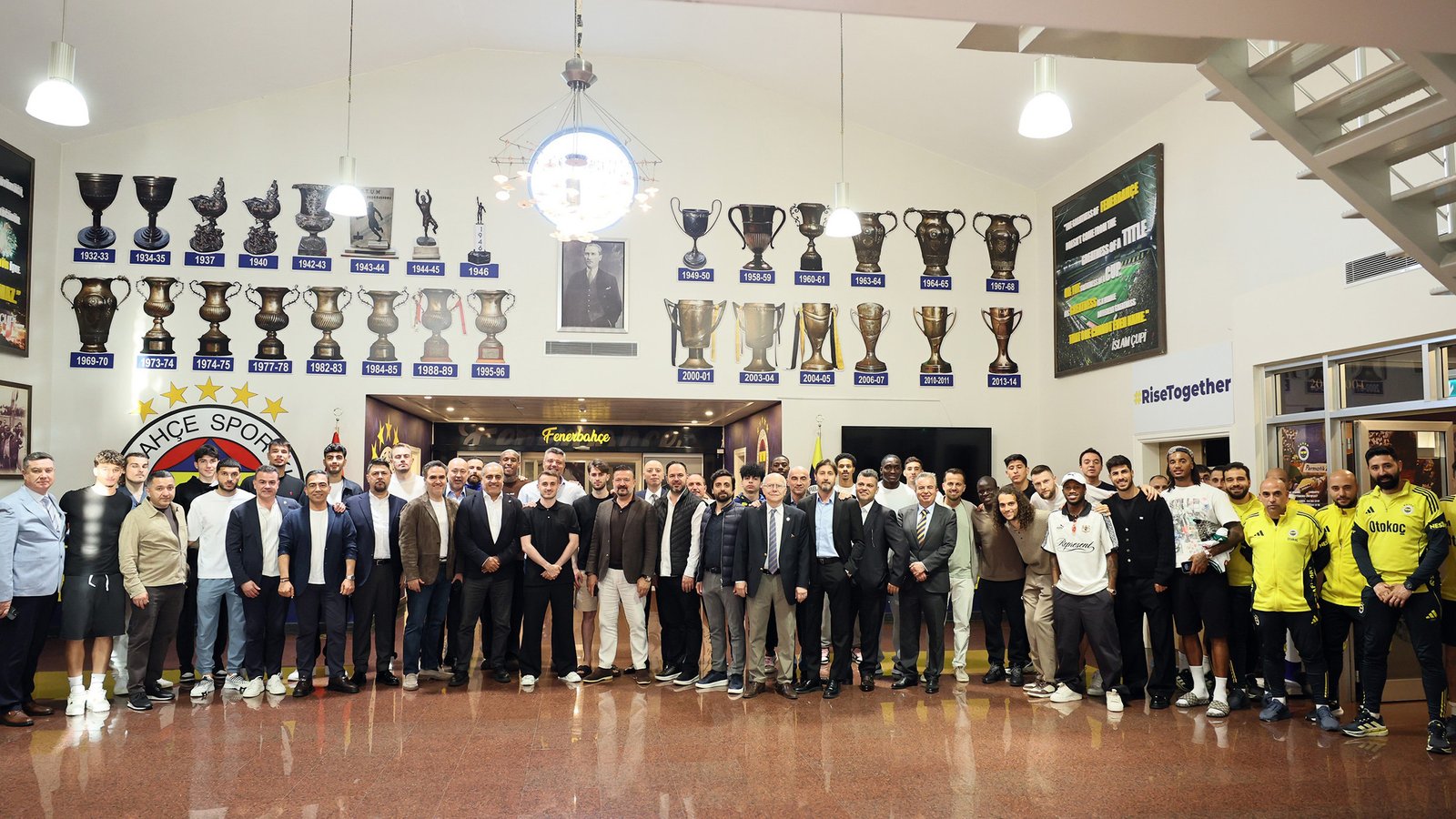 Sadettin Saran, futbolcularla yemekte bir araya geldi