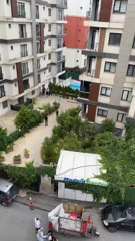 Yeni boşanmış çiftin cansız bedenleri bir sitenin bahçesinde bulundu
