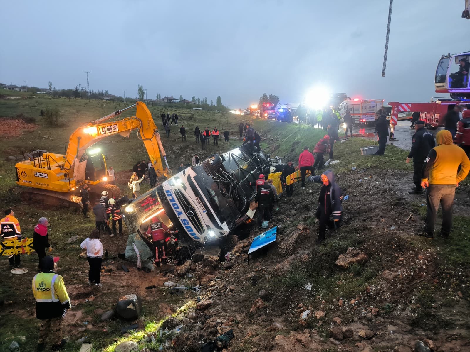 Malatya'da yolcu otobüsü şarampole devrildi. 4 kişi öldü, 15 kişi yaralandı