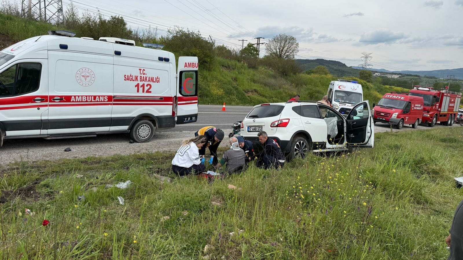 Otomobille hafif ticari araç çarpıştı; 1’i ağır, 4 yaralı