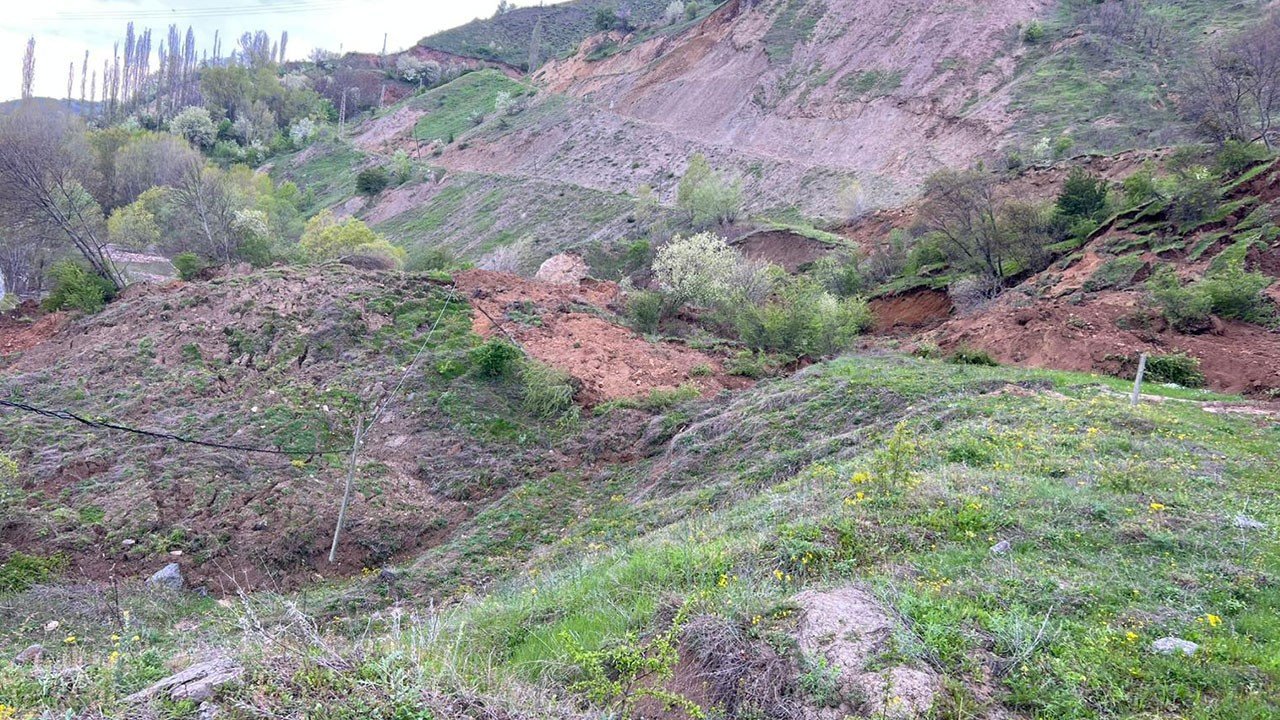 Tokat’ta heyelan kamerada: Elektrik direkleri toprak altında kaldı