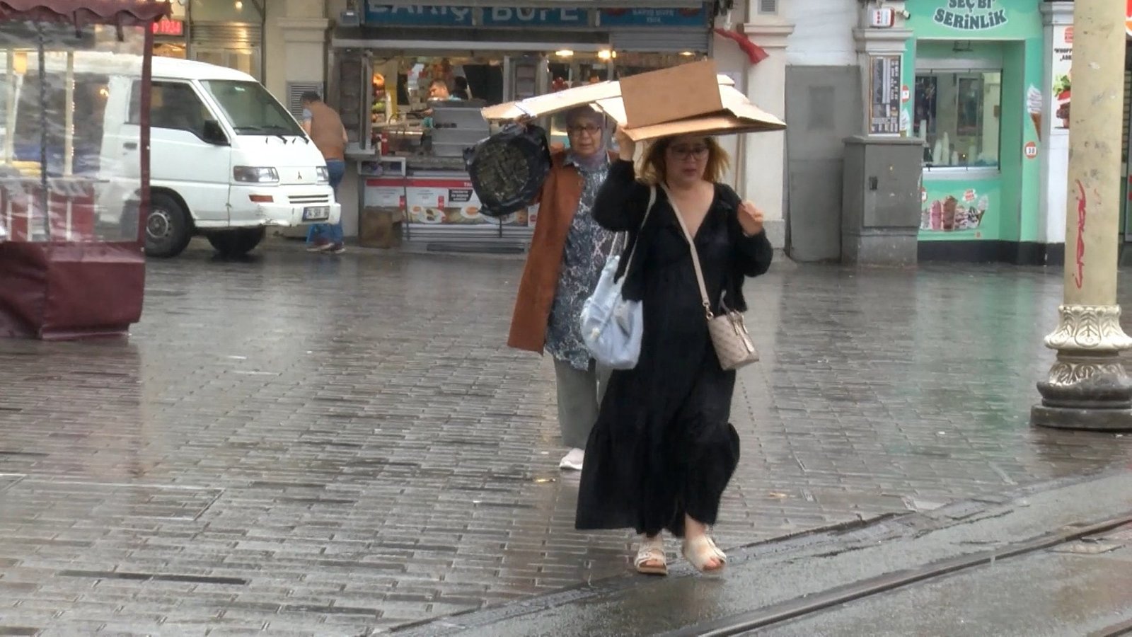 İstanbullulara sağanak sürprizi! Taksim Meydanı’nda renkli görüntüler