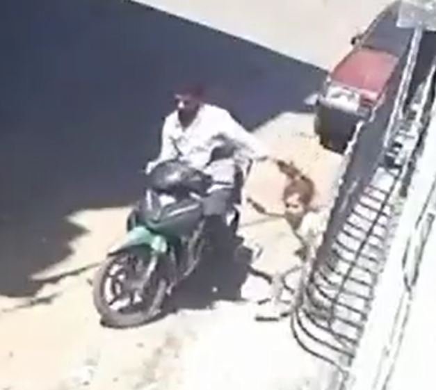 7 yaşındaki kızına defalarca tokat atıp, saçından sürükledi