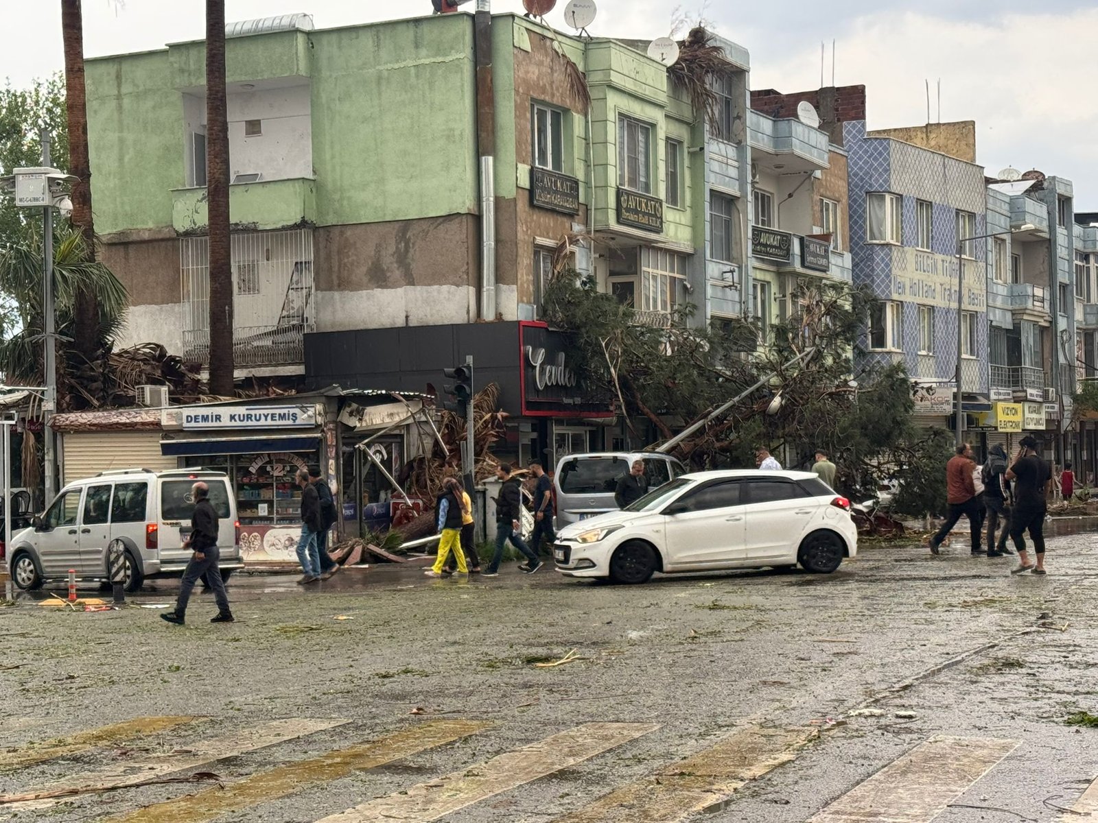 Şanlıurfa'daki fırtınada minare böyle yıkıldı