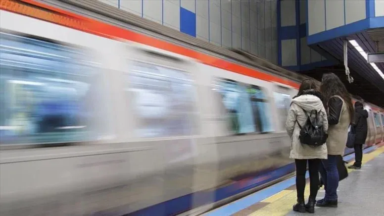 İstanbul'da metro seferleri kilit! Peronlar doldu taştı