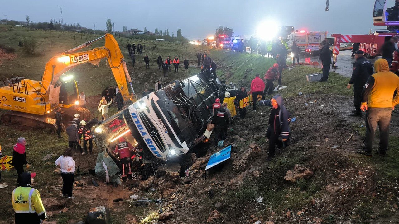 Malatya'da yolcu otobüsü şarampole devrildi: Ölü ve yaralılar var