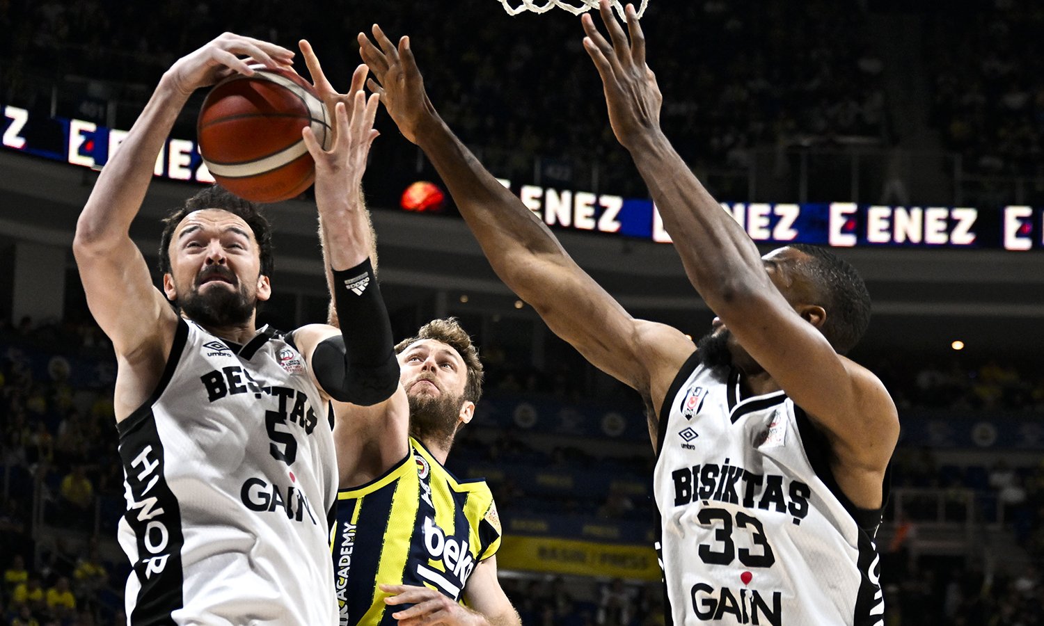 Beşiktaş GAİN deplasmanda Fenerbahçe Beko'yu yenerek seriye başladı