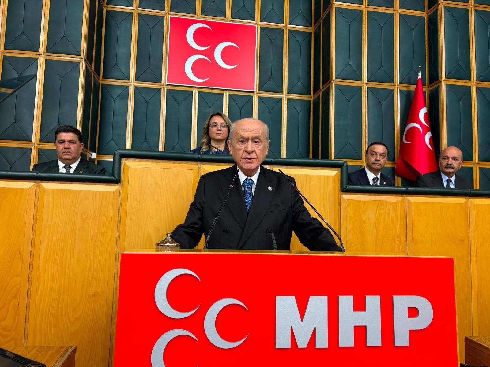 Bahçeli kürsüden Özgür Özel'e çağrı yaptı