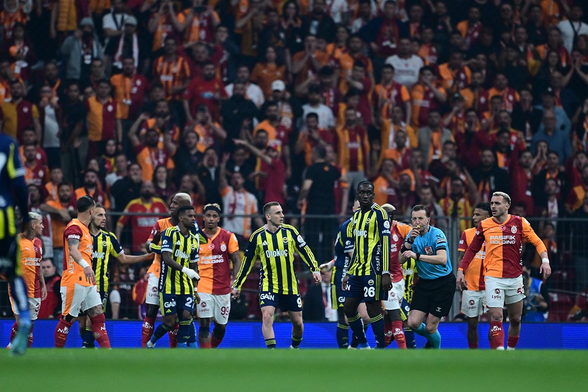 Galatasaray-Fenerbahçe derbisinin henüz 5. dakikasında gerginlik