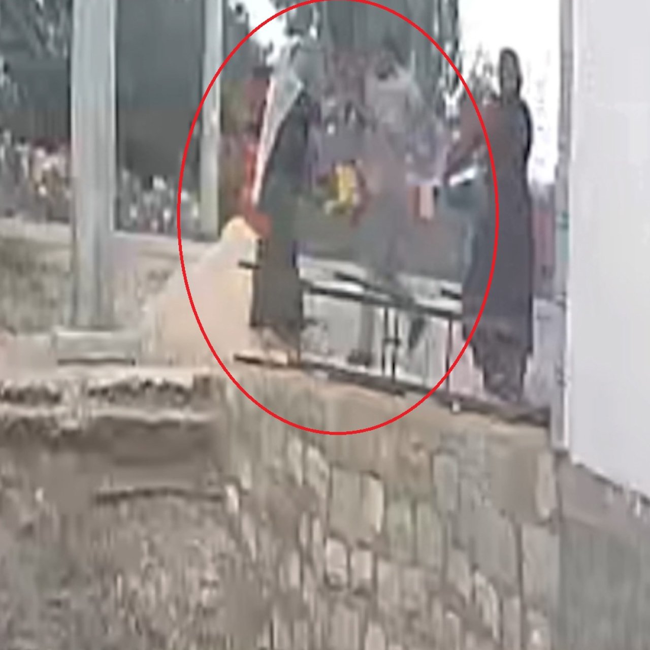 Engelli annesine komşu saldırısı! Kürekle başına vurdu!