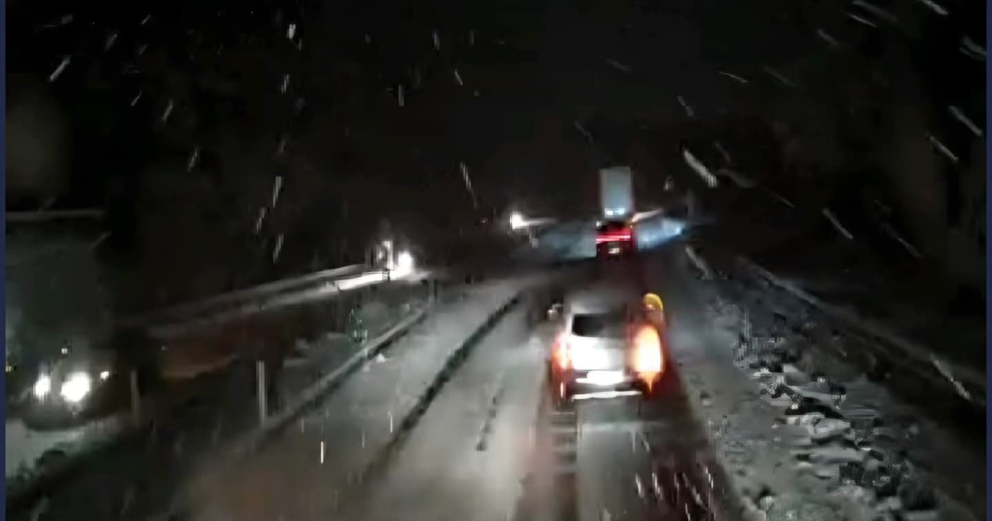 Afyonkarahisar’da kar yağışı etkili oldu. Bazı yollar TIR geçişine kapatıldı