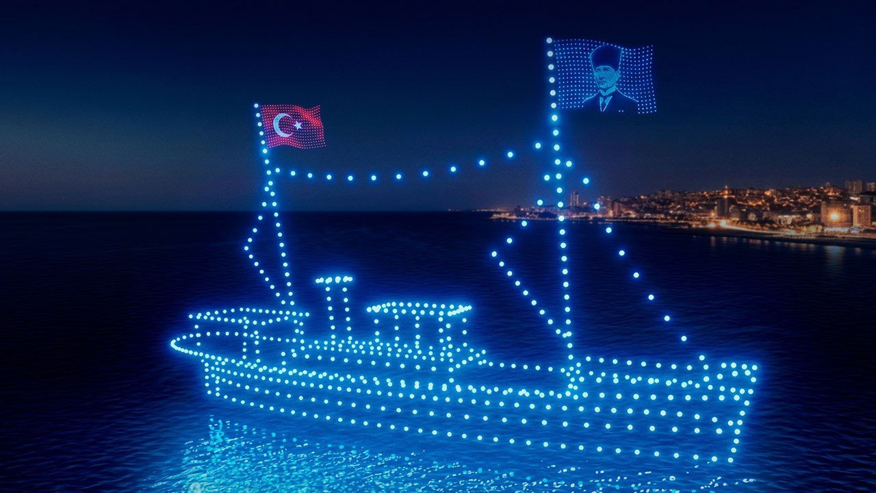 500 drone ile Bandırma Vapuru gökyüzüne taşındı