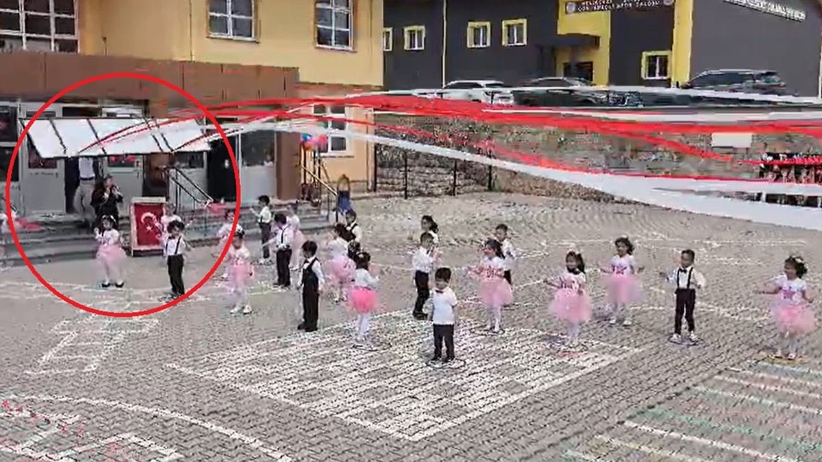 Okuldaki törende yürekleri ağza getiren görüntü