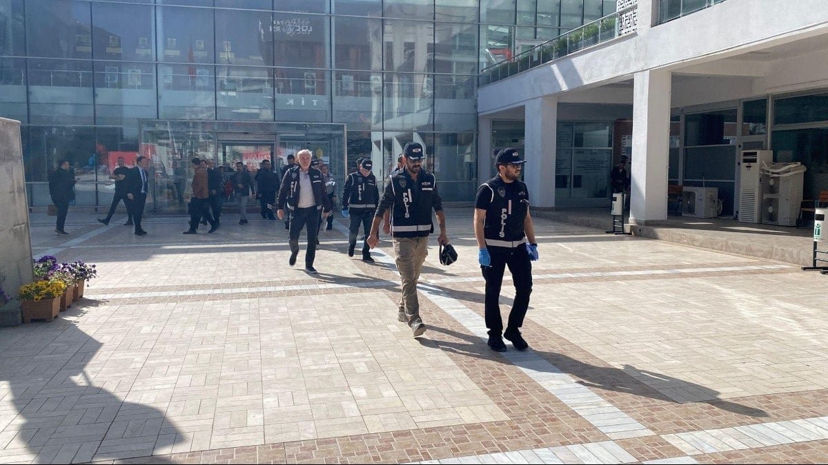 SON DAKİKA... CHP'li bir belediyeye daha operasyon