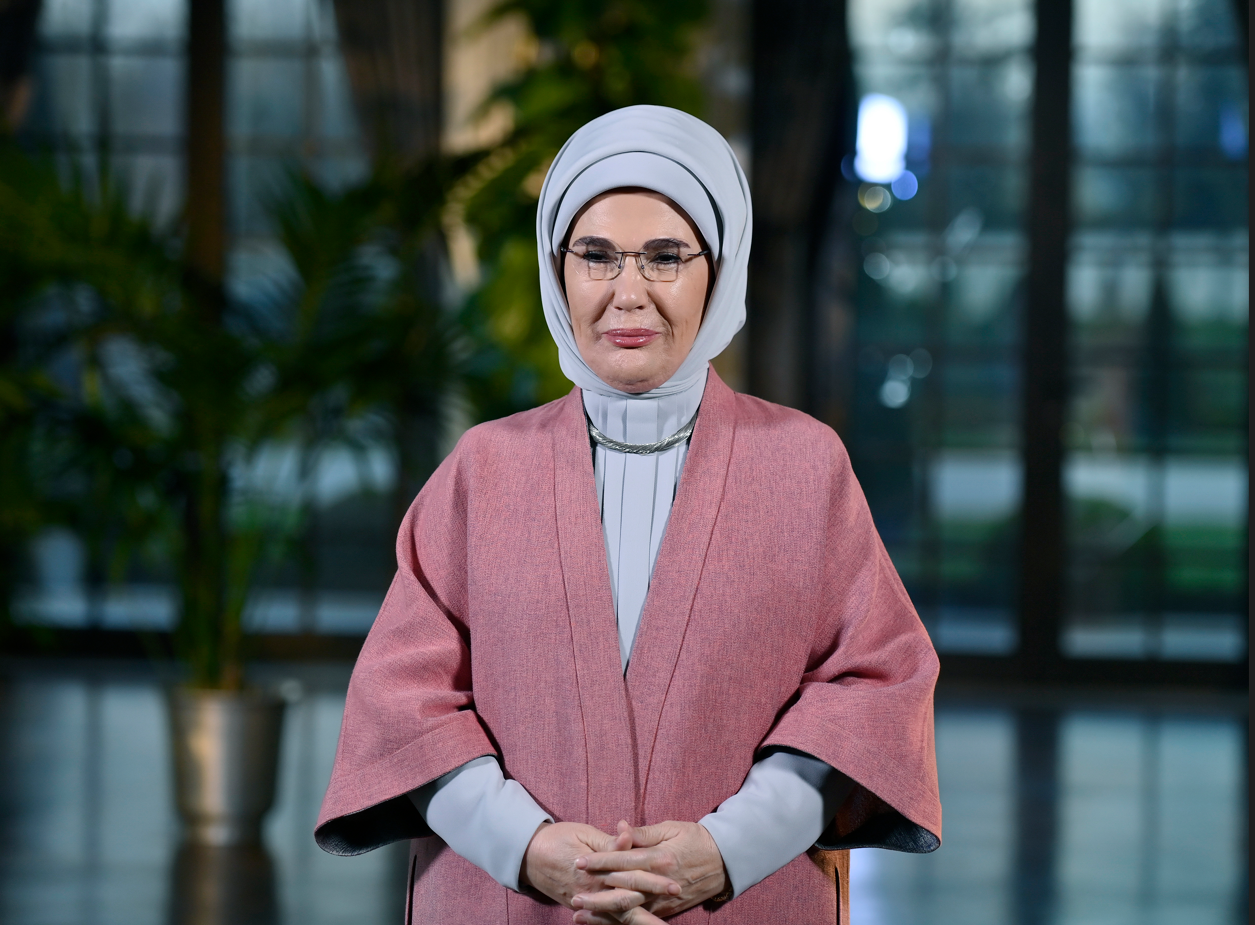 Emine Erdoğan'dan İzmit Körfezi'ndeki dip çamuru temizliğine övgü