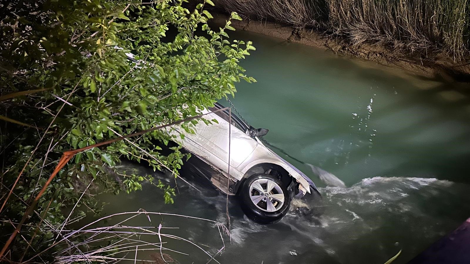 Kanala devrilen otomobildekilere yardım için suya atladı, hayatını kaybetti