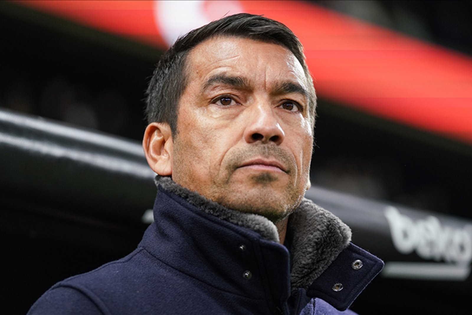 Liverpool'dan ayrılan van Bronckhorst imzayı attı
