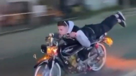 Şov uğruna canını hiçe saydı, trafiği tehlikeye düşürdü