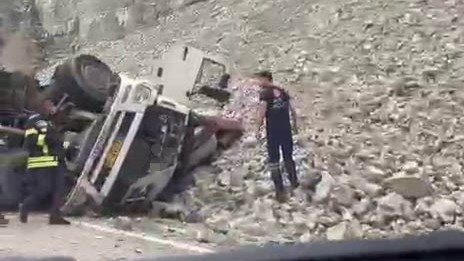 Freni patlayan TIR'dan atlayan sürücü öldü, 2 kişi yaralandı
